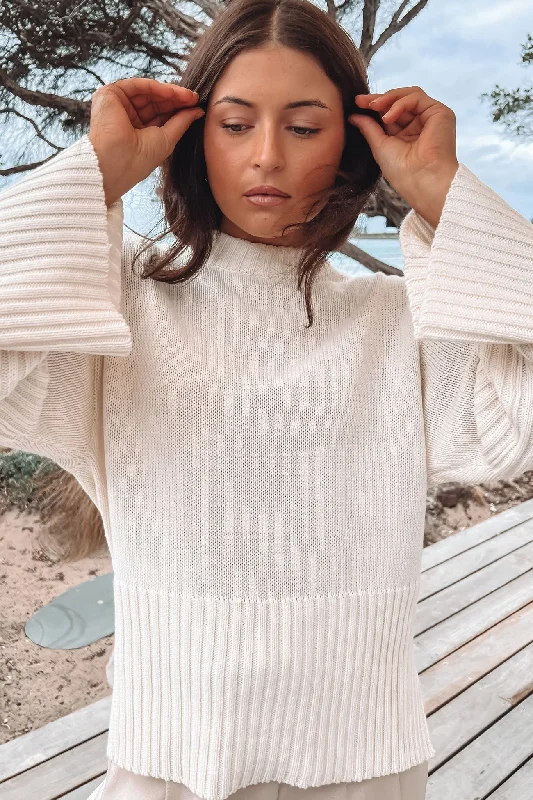 Street Style Suit Revie Knit Cream